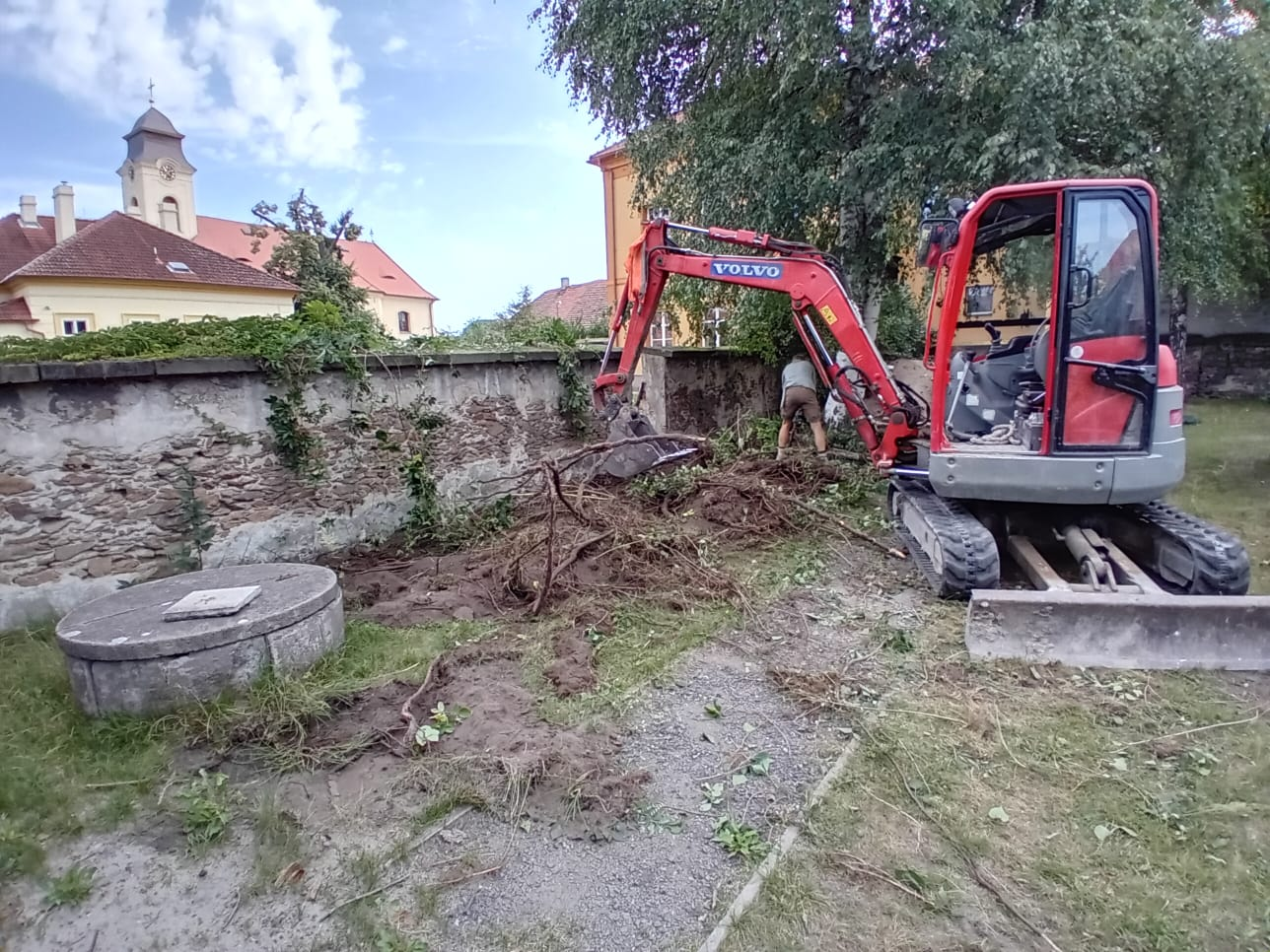 demolice kamenné zdi v Kostelní Lhotě u Poděbrad