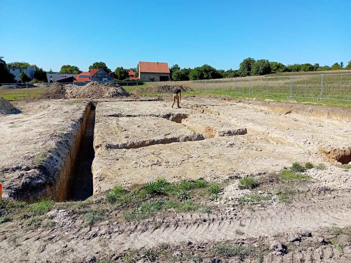 hloubení základů pro mateřskou školu v Hlavenci